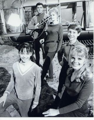 Lost In Space The Robinson Family Outside The Chariot 8x10 Photo