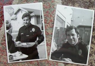 2 Orig T J Hooker Candid Photos William Shatner & Officer Lunch Time On Set 80 