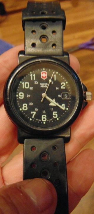 Mens Swiss Army Watch Swiss Made 37 Mm Face Black Dial Accurate With Battery