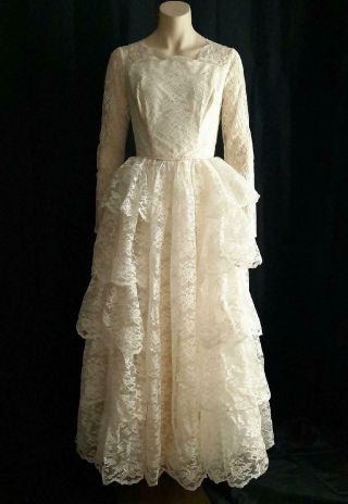 Romantic 1950s Vintage Ruffled Lace Ballgown A - Line Bridal Wedding Dress - Sm