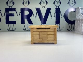 Miniature Dollhouse 1:12 Scale - Furniture Walnut Solid Self Hinge Box