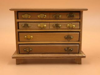 1/12 Dolls House Pine Chest Of Drawers With 4 Opening Drawers And Brass Handles.