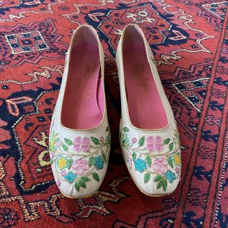 VNtG 1960s Taj India Embroidered Silk Shoes Dream of Jeannie Edouard Style Flats 2