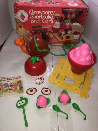 Vintage 1980 Strawberry Shortcake Snail Cart,  Strawberry Shortcake Playset 43200