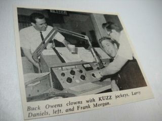 Buck Owens W/ Kuzz Djs Larry Daniels & Frank Morgan 1966 Music Biz Promo Pic/txt