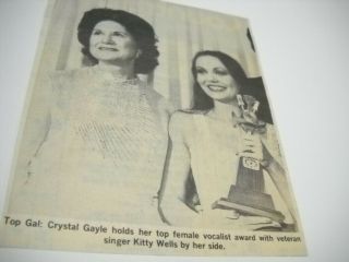 Crystal Gayle With Kitty Wells By Her Side 1980 Music Biz Promo Pic/text
