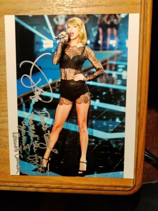 Taylor Swift Autograph On 8x10 " Glossy Photo Paper.  Hot Pic.