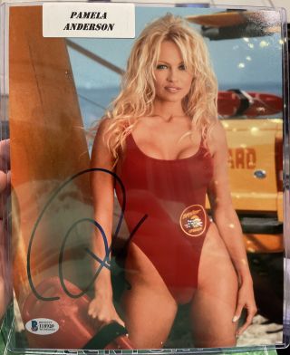 Pamela Pam Anderson Signed Baywatch 8x10 W/ Sexy Busty Oceanside In Swimsuit