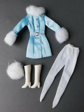 1996 Barbie Fashion Avenue Boutique Blue Satin Fur Coat Purse Tights A61
