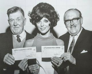 Joan Collins - 10 " X 8 " B/w Photograph Presenting Football Pools Cheques In 1964